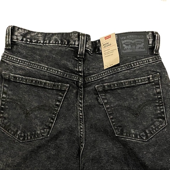 LEVI’S EXPOSED BUTTON MOM JEANS - Picture 6 of 13